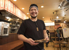 『鮨ト酒 春田屋』／株式会社グリーンコーポレーション 求人 年齢や性別、在籍年数など問わず、全員にチャンスがあり、評価される環境づくりを会社として大切にしています。