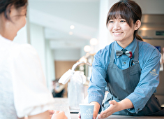 『GODIVA Bakery ゴディパン』『GODIVA café』／ゴディバ ジャパン株式会社（Godiva Japan, Inc.） 求人 各種研修制度も充実しているから“最初の一歩”の舞台としても歓迎！若手だって最前線で活躍できる環境が揃っています。