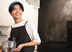 YOLO cafe＆shisha／株式会社レストレ 求人 堅苦しくならず、『笑顔』で働ける環境が揃っているので、良い意味でスタッフも楽しく働ける…そんな会社です！