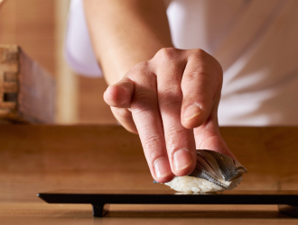 株式会社NATOMICS（ナトミックス） 求人 「鮨りんか」は、連日満席の繁盛店！鮨を学びたい方にもチャンスが多数あります。