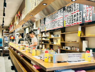 オリエンタル・グループ 求人 【かど平ストア】
旬のネタを気軽に、立ち食いで！活気ある寿司酒場です。寿司がはじめての方も大歓迎です！