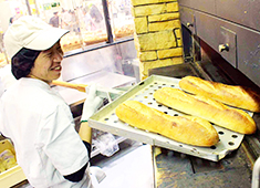 イオンベーカリー 株式会社 求人 店舗で生地から手作りする焼き立てパン。直接お客さまに提供し「美味しかった！」の声を聞いてください。