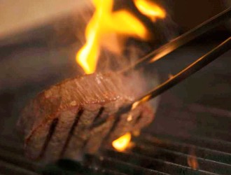 銀座 響 Boeuf （響ブッフ） 求人 溶岩石グリルならではの素材を活かしたグリル料理！料理に合わせたワインの提案もおこなっています。