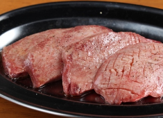 ホルモン松田／M＆M株式会社 求人 仕入れからこだわり厳選した食材を扱い、食材を活かす工夫を凝らし提供しています！