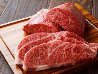 ステーキハウス 炭香／株式会社ウッド工舎（飲食事業 立ち上げ準備室） 求人 石垣島から直接肉を仕入れ、店内で熟成させ、最高の火入れをする──。その技術をプロフェッショナルから学べます。