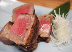 株式会社 ヒューマントレジャー 求人 厚切り牛タンの炭火焼きとレアアジフライが人気の「炭焼　基」。