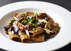 座・グラン東京／グランカフェラウンジ 求人 カフェタイムではカジュアルにパスタランチ「牛肉とキノコのラグーリガトーニ（1,980円）」