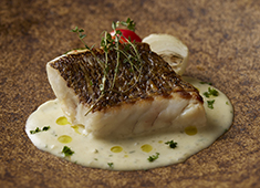 座・グラン東京／グランカフェラウンジ 求人 エンタメショー×美食で過ごす至福の時「真鯛のポアレ ソース・ブールブラン（3,630円）」