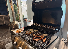 株式会社ワンレビュー 求人 高層マンションの屋上で行われるBBＱパーティーでは、アメリカなどで使用される大型グリルを使って調理を行っています！