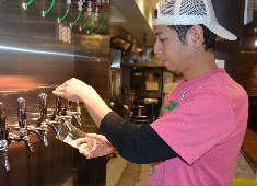 株式会社ラムラ 求人 レア求人：クラフトビールが作れるブルワ―業務に携われる兼任ホールスタッフ募集。勤務地は浜松町。