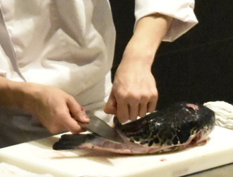 株式会社龍名館ホテルシステムズ 求人 和食経験者はもちろん、これから学びたい方も大歓迎！出汁をひく、魚を下ろすなど、基礎から学べます。