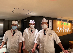 天然本まぐろ ありそ鮨し／株式会社 荒磯 求人 カウンターで握るのでお客様の反応をダイレクトに感じることができてモチベーションアップにつながります。
