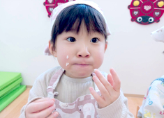 うれしい保育園（株式会社ケア21） 求人 クッキングで作ったおにぎりに夢中！子どもたちの笑顔を直接見られるのもやりがいの1つです。