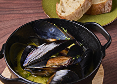 『神楽坂moules』 etc.／momo.LLC 求人 大手企業様の様にマニュアルやルールでガチガチに縛るのではなく、柔軟性を持ちスタッフの意見を大切に営業していきます。