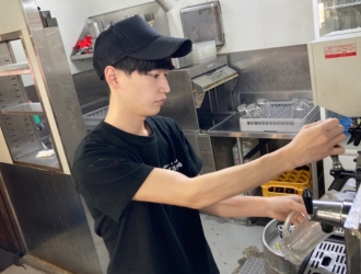 株式会社フーサワ 求人 飲食業界未経験スタートの若手スタッフも、第一線で活躍しています！