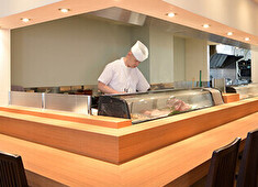 寿司　肴　地酒　天晴 求人 オープンキッチンでは、ライブ感ある演出を提供。もちろん、カウンター以外にもテーブル席をしっかり完備。