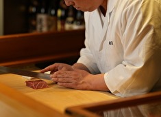 鮨裕葉（すし ひろば）／株式会社水月 求人 アルバイトを含め、20代～40代のスタッフが在籍中！年齢など問わず純粋に頑張りが評価されるからやりがいも満載です！