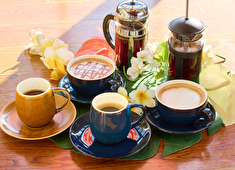 Café Kaila（カフェ・カイラ）／株式会社 エクシオジャパン【東証プライム上場：エクシオホールディングス グループ企業】 求人 豊富なドリンクメニューもズラリとラインナップに並べ、カフェとしても上質な時間をお過ごしいただいております！