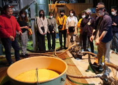 株式会社Thagrada（サグラーダ） 求人 酒造研修時のお写真です！お酒の特徴を直接伝授していただけるので、お客様にお酒の魅力を最大限に伝えることができます！