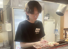 株式会社ラムバリオン 求人 名物モツ煮や刺し盛りと、明るい接客で店内はいつも賑わっています