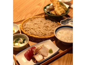 株式会社山都／「蕎麦前 山都」、ほか 求人 オリジナルの蕎麦粉を店内で機械打ち。本格的な蕎麦だけでなく、和食も本気で経験できる蕎麦ブランドです。