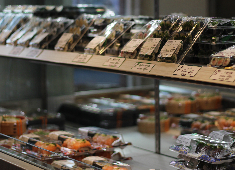 株式会社 梅丘寿司の美登利総本店 求人 今後も成長が期待される『テイクアウト専門店』。勤務時間が21時までというのも魅力です！