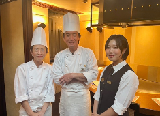 鉄板焼ダイニング 知喜多 蒲田駅前店／株式会社 水信ブルックス 求人 鉄板のステージでは女性スタッフも複数名が活躍中！