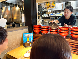 四国味遍路 88屋(はちはちや)／株式会社瀬戸内しまなみリーディング 求人 カウンターでのお客様とのコミュニケーションも楽しみの一つ。地元の日本酒や、柑橘サワーなど四国ならではのお酒も充実◎