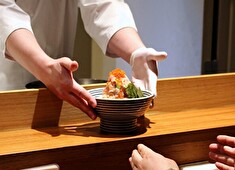 日本橋海鮮丼 つじ半／株式会社MTK 求人 全国丼グランプリ、海鮮丼部門で何度も金賞に輝くなど、外部からもしっかりと評価を受けるクオリティを提供しています。