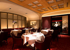 センチュリーコート丸の内／株式会社 WDI JAPAN 求人 昭和9年当時の大理石の柱や壁、窓を残すクラシカルな空間で、贅沢なひとときを提供する「レストラン ロゼット」。