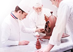 『ラ・メゾン・デュ・ショコラ』／ラ・メゾン・デュ・ショコラ・ジャポン株式会社 求人 しっかりとした研修制度も整えておりますので、いきなり全てお任せ…なんてことは無くスムーズに慣れていただけるはず！