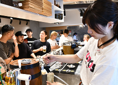 大衆食堂2.0とぽす エキュートエディション横浜／株式会社Def eat（デフイート） 求人 プロフェッショナル人材の育成も本気で取り組んでおり、資格取得支援も実施！日本酒ディプロマや宅建など選択肢は多数！