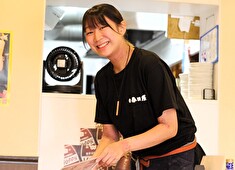 株式会社グリーンコーポレーション／『大衆酒場 春田屋』『大衆酒場 魚 春田屋』etc 求人 もちろん女性も最前線で活躍中！全員で助け合う社風・雰囲気があるからご家族がいらっしゃる方も働きやすいと思いますよ！