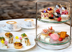 エイ・エイ・ピー・シー・ジャパン株式会社 旬の食材を使用した、こだわりのデザート。色合いと華やかさを重視した芸術作品のような一品を、ご提供しています。