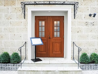 ステーキハウス 炭香／株式会社ウッド工舎 求人 馬車道エリアらしい瀟洒な店構え。運営母体がリフォーム・リノベ企業なので、こだわりが詰まったお洒落な内装も魅力！