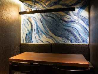 ステーキハウス 炭香／株式会社ウッド工舎 求人 ウッド工舎のスタッフが描いた波をイメージしたこだわりの壁！隣のInstagramで施工中の動画もチェックできます！