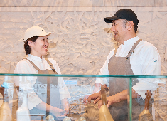 株式会社 glob 求人 1店舗あたりの年商規模も大きく（平均2.5億円）、若いうちから大勢の人と大きなお金を動かすことができます。