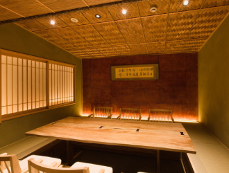 神楽坂SANGA（さんが）／グローバルフードサービス株式会社 求人 贅沢な作りの個室。落ち着いて食事を楽しめる空間を演出します。