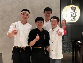 とり喜有限会社 店主が定期的に海外店舗へ訪れ、現地スタッフへ指導しています。希望者は海外研修として同行できます！