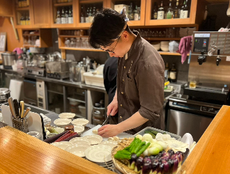 拘りの鳥焼 とり喜 求人 20代活躍中！野菜のカットなど簡単な仕込みからスタートし、経験に応じてお任せしていきます。