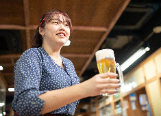 株式会社 木曽路/大穴・とりかく 求人 サービスはマニュアル重視でなく個性重視だからこそ生きた接客ができます。