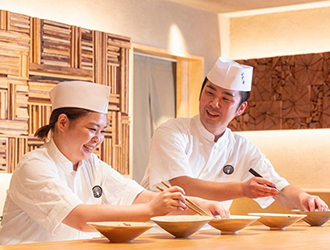 大東企業株式会社（日本料理部門） 求人 マンツーマンで親切＆丁寧に指導しています。わからないことはすぐに聞ける環境なので、安心してお仕事ができます！