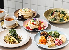 『cafe&dining blue terminal』『ALL DAY CAFE ＆ DINING“The Blue Bell”』etc.／株式会社バリューテーブル 求人 視覚でも楽しめる色鮮やかなデザートメニューも各種提供！カフェタイムが人気の理由の一つ！