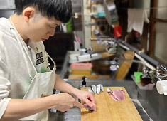 二葉鮨 目利きや丁寧な仕込みを学べるお店！「毎日が刺激ある職場で楽しいんです！」とは若手スタッフの言葉です。