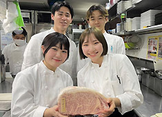肉焼亭 うしのすけ／ケイコミュニケーション 求人 ▲ホール含めて、高校生・大学生から50代まで幅広い年齢層が働いています。