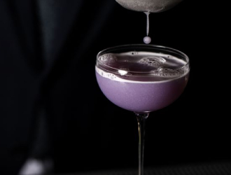 THE FRONT ROOM（ザ・フロントルーム）／株式会社HUGE 求人 バーカウンターでは本格的なカクテルも提供。大人のための空間を演出しています。