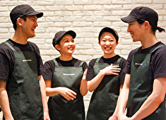 クリスプサラダワークス／株式会社CRISP 求人 お互いに親しみをこめて、ファーストネームで呼びあいます。役職名で「店長！」なんて呼ばれることはありません。