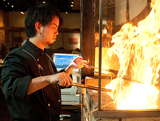 四国88屋(はちはちや)／株式会社瀬戸内しまなみリーディング 求人 名物は目の前で焼き上げる「土佐本鰹」の藁焼き！カウンターでのお客様とのコミュニケーションも楽しみの一つです。