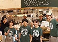 T'sレストラン（ティーズレストラン）／TOKYO-T's株式会社 求人 年齢や性別、前職経験もそれぞれ異なるメンバーが各自の強みを活かし、和気あいあいと協力しながら働いています！