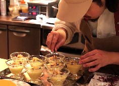 T'sレストラン（ティーズレストラン）／TOKYO-T's株式会社 求人 料理の仕上げをするのはサービスの仕事の一つ。より美味しく感じていただける様な接客をお願い致します！